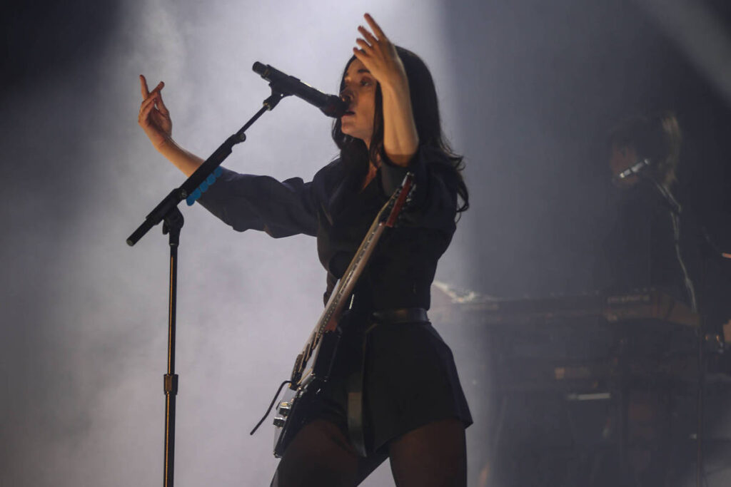 Popload: St. Vincent canta novas faixas matadoras em show - 31/05/2025 - Ilustrada