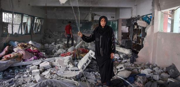 26.mai.2025 - Mulher em meio aos escombros da escola Fahmi AlJarjaoui, bombardeada por Israel