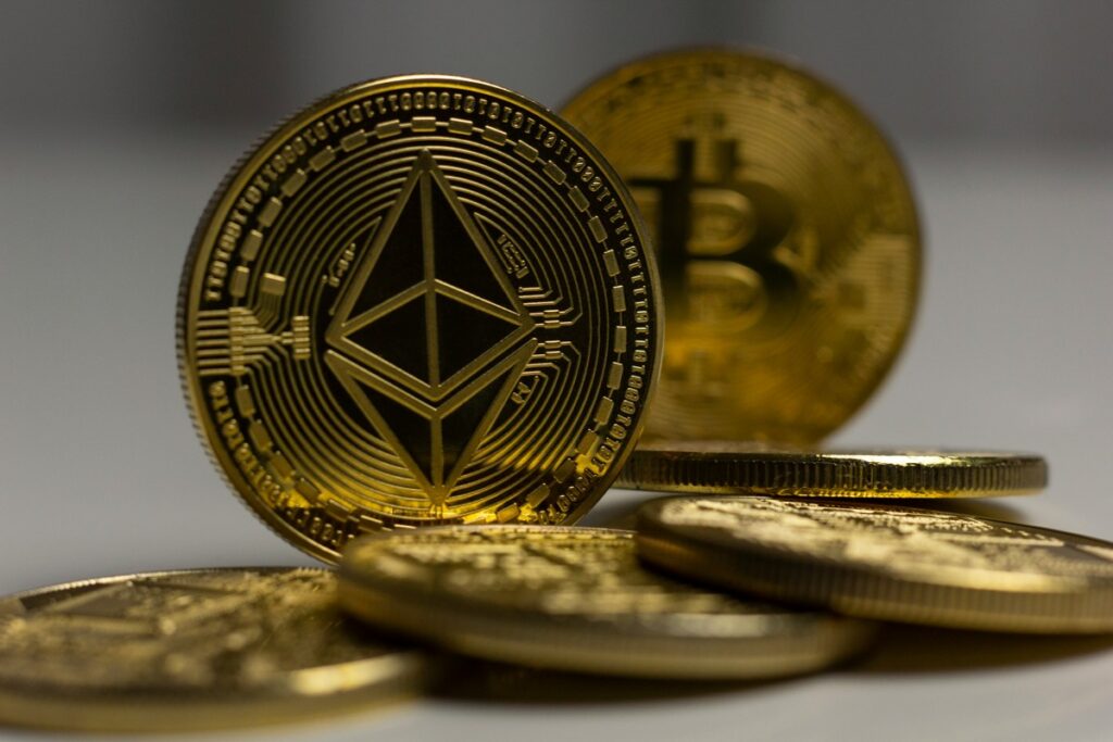 Bitcoin cai aos US$ 108 mil e ether sobe a maior nível desde fevereiro | Criptomoedas