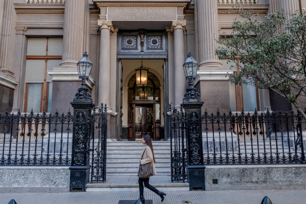 Argentina paga juro de 29,5% em venda de US$ 1 bi em bônus a estrangeiros | Mundo