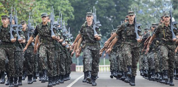 15.mai.2018 - Pelotão de alunos marcha na parte externa da Escola Preparatória de Cadetes do Exército, em Campinas (SP)