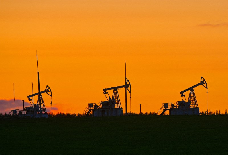 Petróleo fecha misto, com decisão adiada sobre EUA no Oriente Médio, e sobe na semana