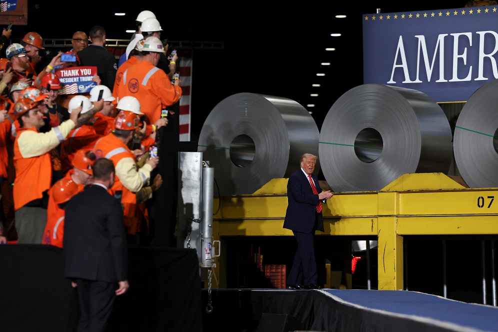 Trump assina decreto que dobra tarifas dos EUA sobre aço e alumínio para 50%