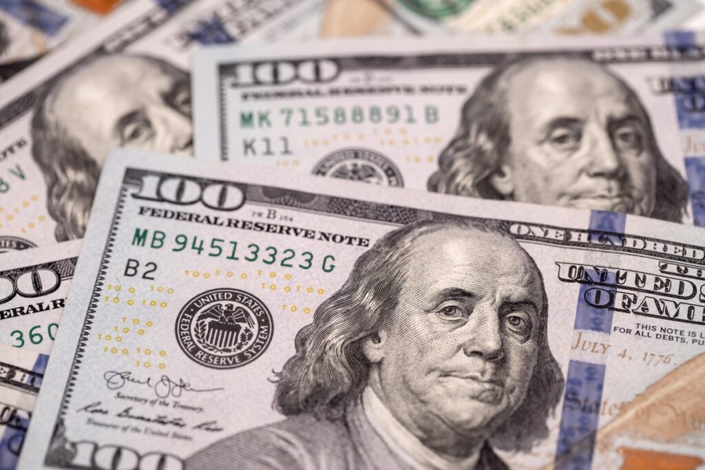 Dólar fica quase estável com reversão de alta do IOF no radar | Finanças