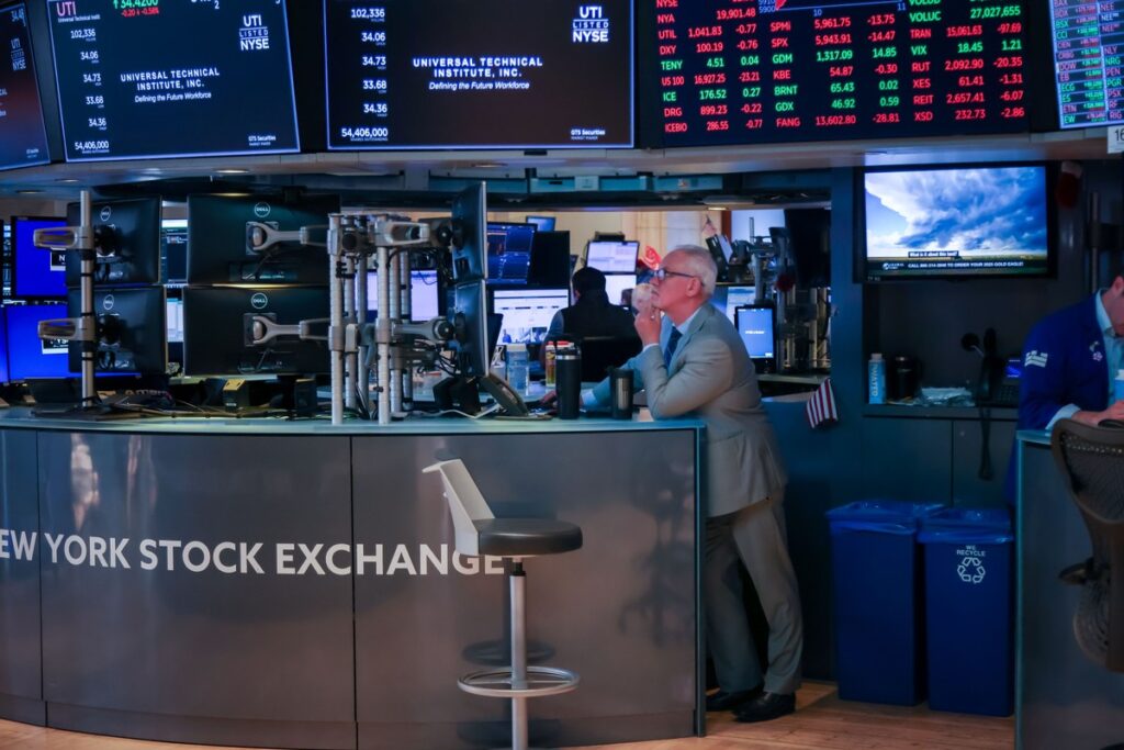Bolsas de NY e taxas dos Treasuries perdem força após dados do setor de serviços nos EUA | Finanças