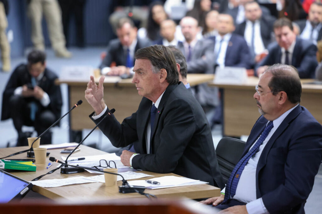 Bolsonaro nega ameaça de prisão em meio a contradições entre militares