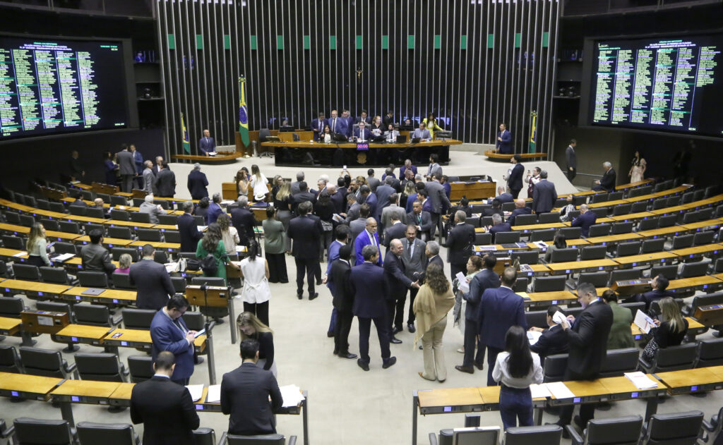 Câmara aprova revogação de trechos desatualizados da CLT