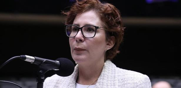 A deputada Carla Zambelli (PL-SP) durante discussão e votação de propostas no plenário da Câmara