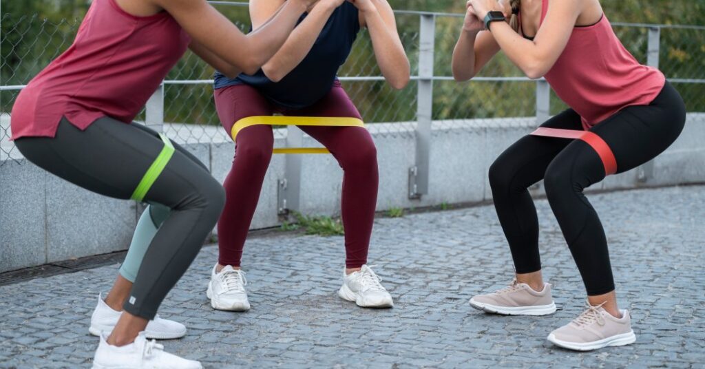 7 exercícios para fazer com elásticos e mini...