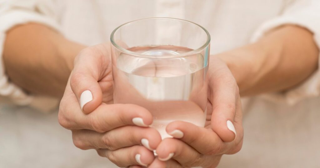 Para que serve a água morna na Ayurveda?