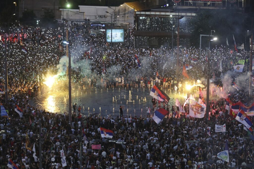 Manifestantes antigoverno entram em choque com a polícia em protesto na Sérvia | Mundo