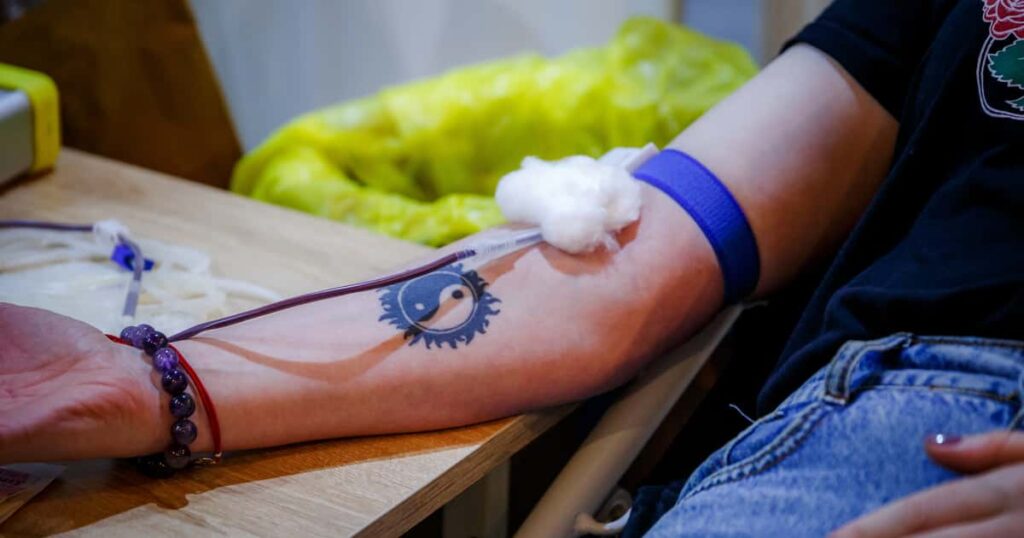 Quem tem tatuagem pode doar sangue? Entenda as regras e cuidados essenciais