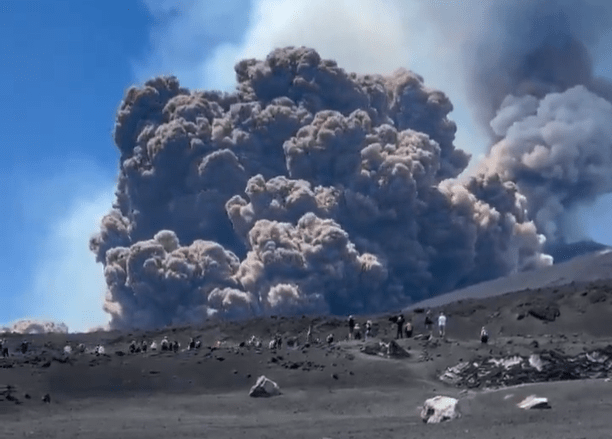 Vulcão Etna, o maior da Europa, entra em erupção na Itália; turistas fogem