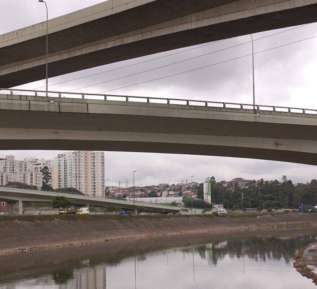 Sabesp descarta esgoto no rio Tietê; justificativa é cratera na marginal