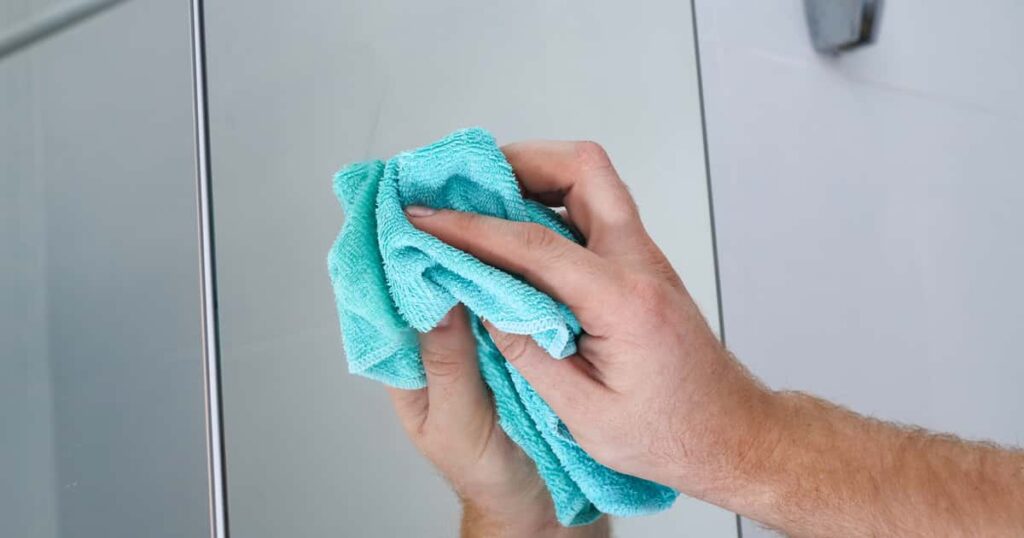 O truque com chá preto para limpar espelhos sem produtos químicos