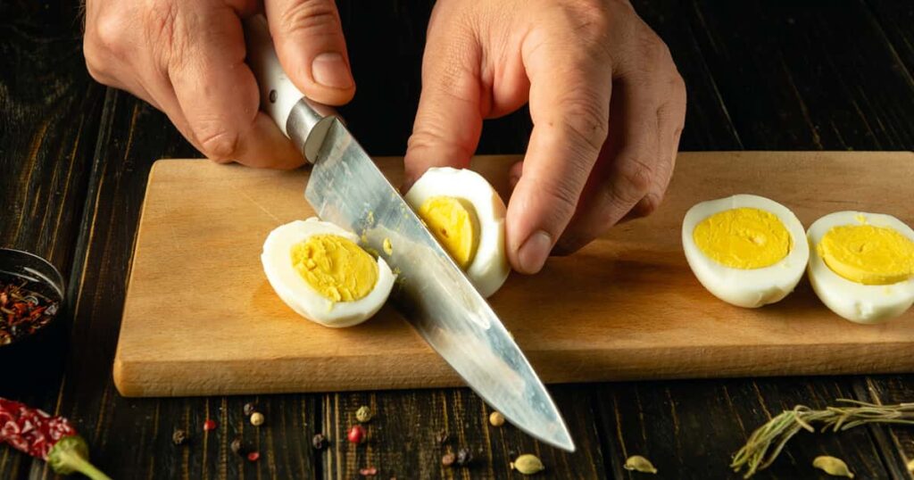 O truque do vinagre ao cozinhar ovos que chefs não vivem sem