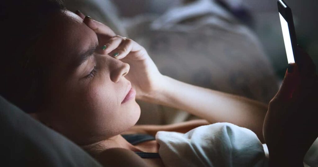 Como hábito noturno com o celular coloca a sua saúde em risco