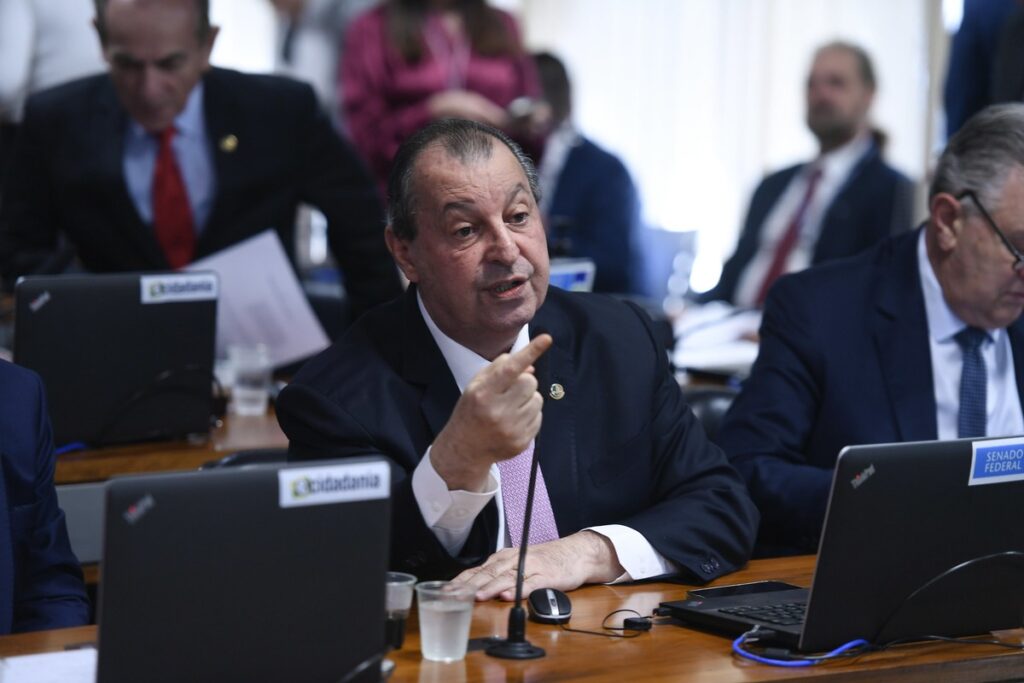 Alcolumbre quer Omar Aziz como presidente da CPI Mista do INSS: 'É meu candidato' | Política