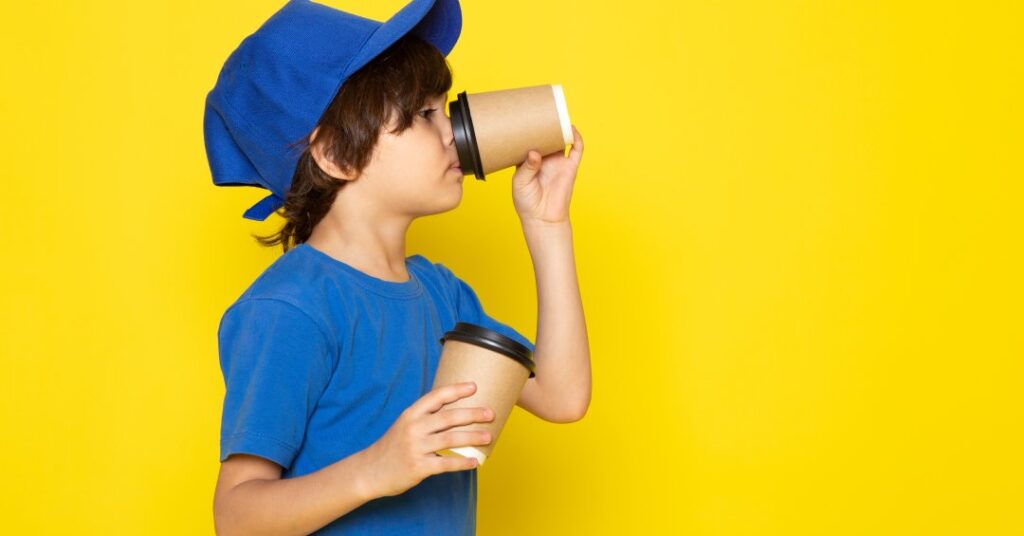 Seu filho consome cafeína? Conheça os efeitos desse hábito