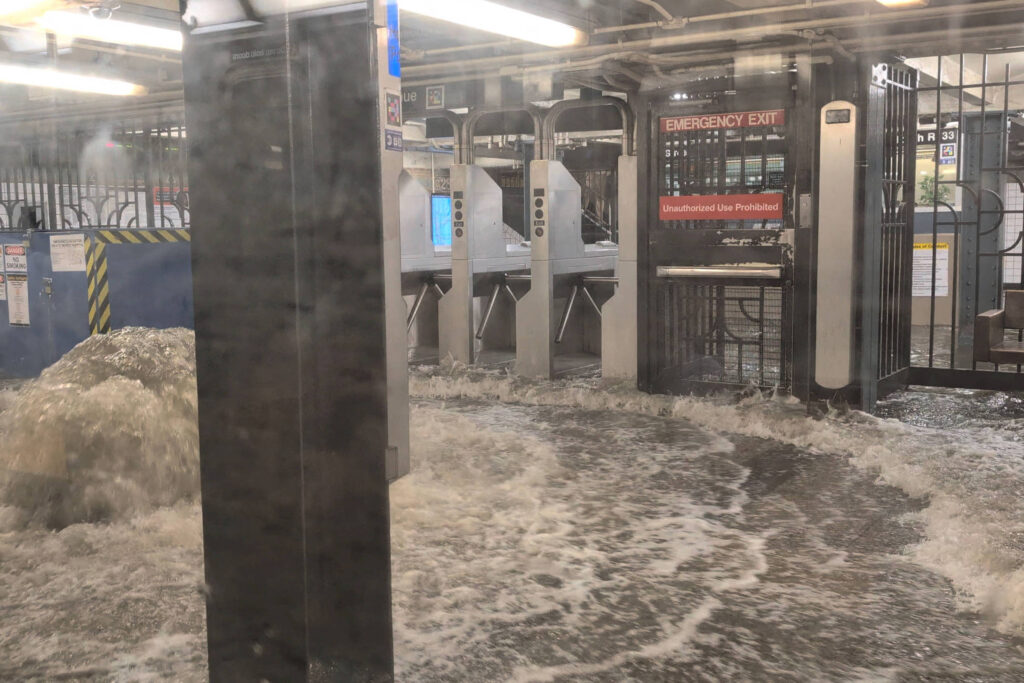 Chuvas alagam ruas e metrô em Nova York; veja vídeo - 15/07/2025 - Mundo