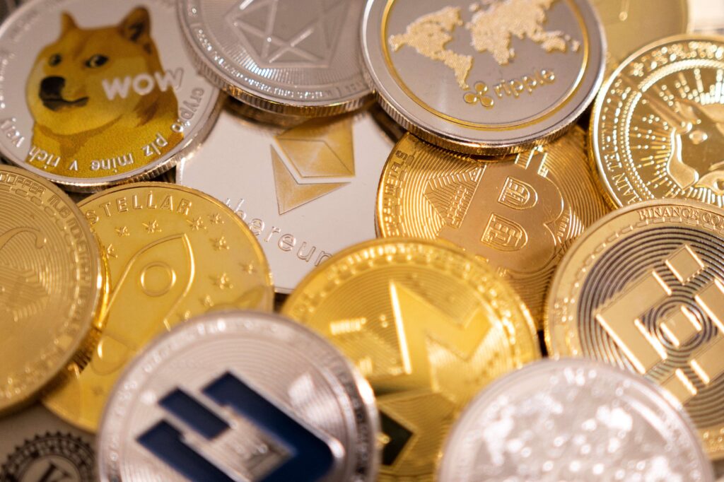 Ações ligadas a criptomoedas avançam após Trump assinar lei de stablecoins