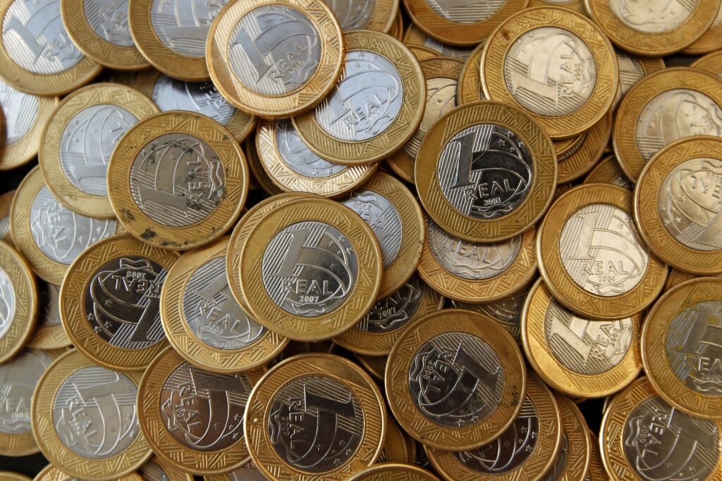 Juros futuros fecham perto da estabilidade em dia de IPCA-15 e alta do dólar