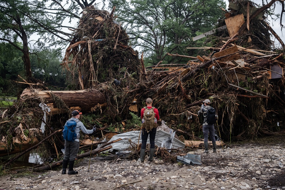 Texas se prepara para mais chuvas fortes enquanto número de mortes por enchentes sobe