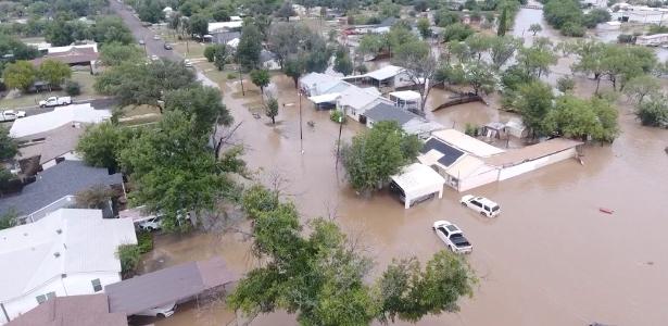 4.jul.2025 - Casas e ruas ficaram alagadas após fortes chuvas elevarem o nível do rio Guadalupe, em San Angelo (Texas)