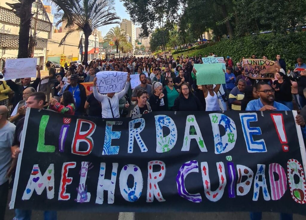 Funcionários do Cândido protestam e pedem manutenção de convênio com a Prefeitura