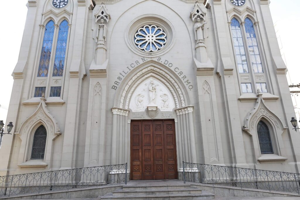 Basílica do Carmo realiza missas e procissão nesta quarta em celebração à padroeira