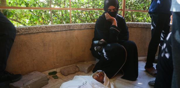 Abdul Jawad al-Ghalban, 14 anos, morto pela fome, e sua mãe no Hospital Nasser, na Faixa de Gaza