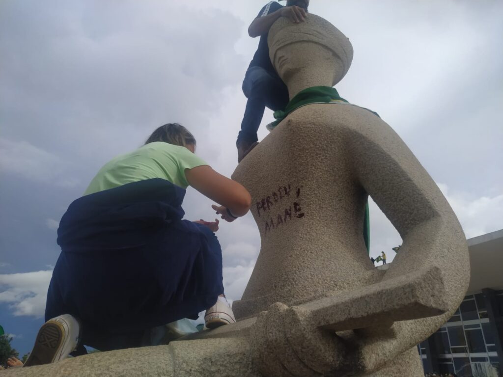 Alexandre autoriza assistência religiosa à golpista que pichou estátua com batom