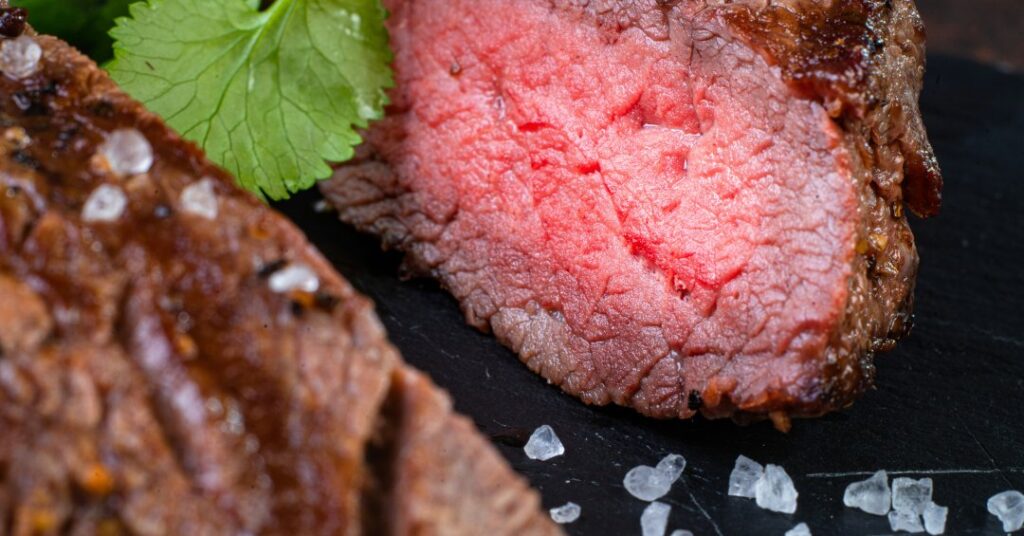 Carne vermelha faz mal? Benefícios, riscos e o que diz a ciência