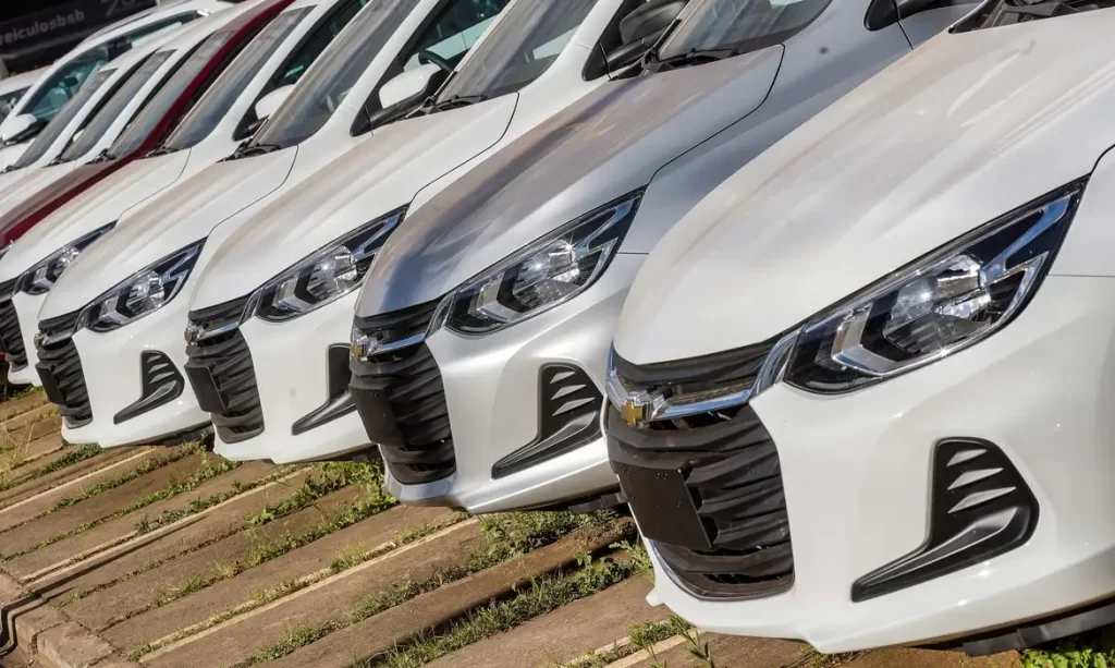 Dianteiras de carros enfileirados