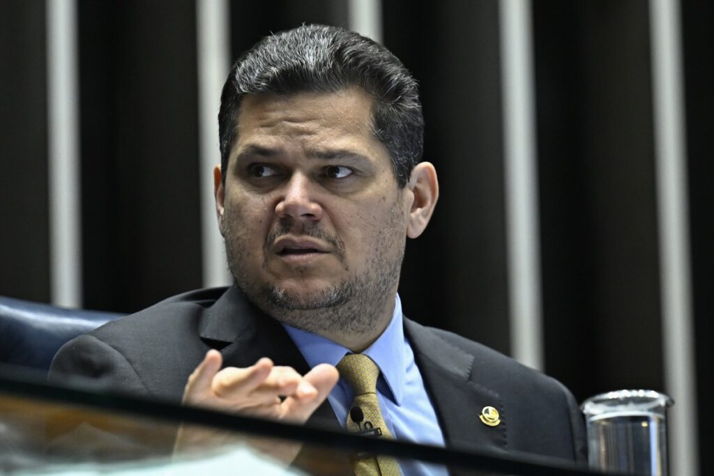 Alcolumbre diz que governo tem 'legitimidade' para decidir sobre judicialização do IOF | Política