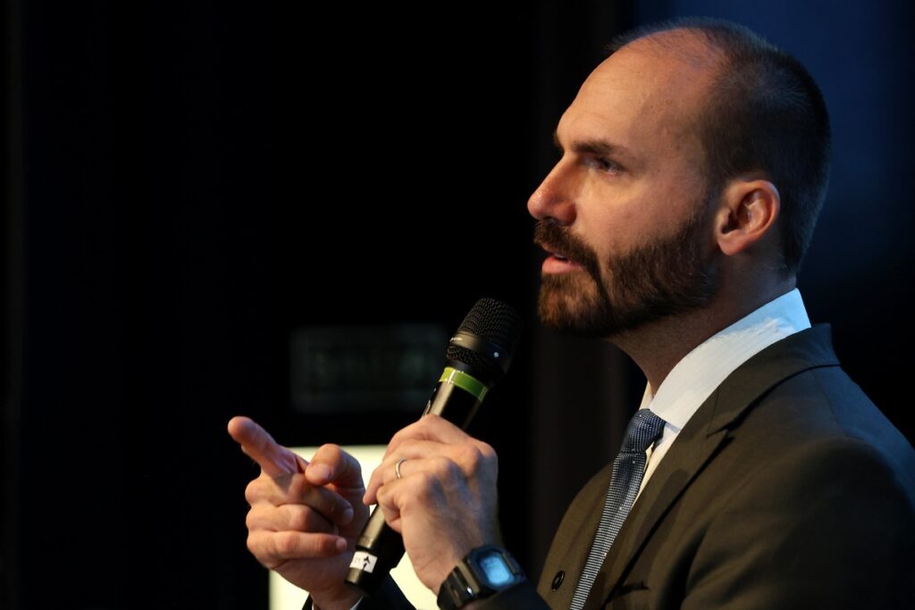 Eduardo Bolsonaro diz que não volta 'por ora' ao Brasil e deve desistir de mandato | Política