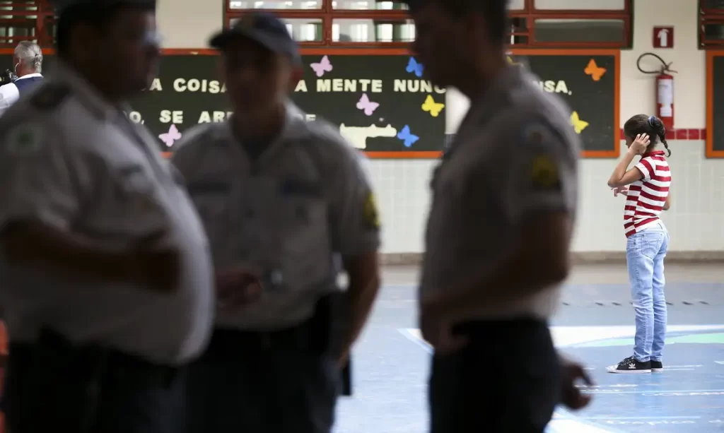 Lei de escolas cívico-militares tem inconstitucionalidades flagrantes