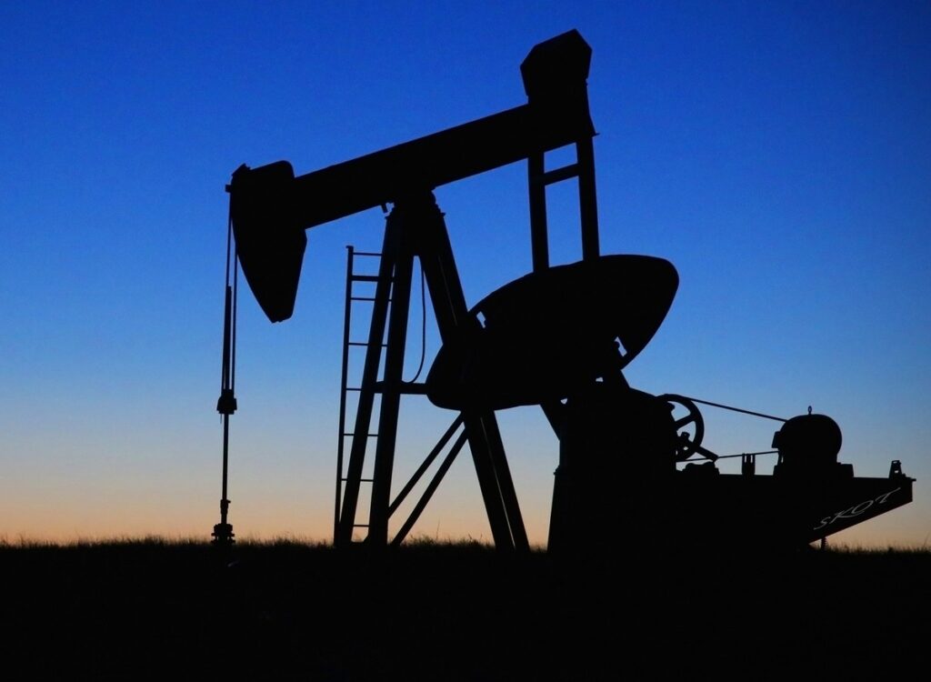 Petróleo cai em dia de baixa liquidez e adiantamento de reunião da Opep+ | Finanças
