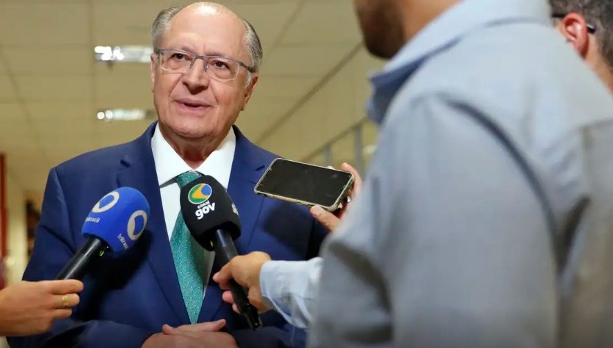 Governo descarta pedir adiamento de tarifas e busca acordo até o dia 31, diz Alckmin