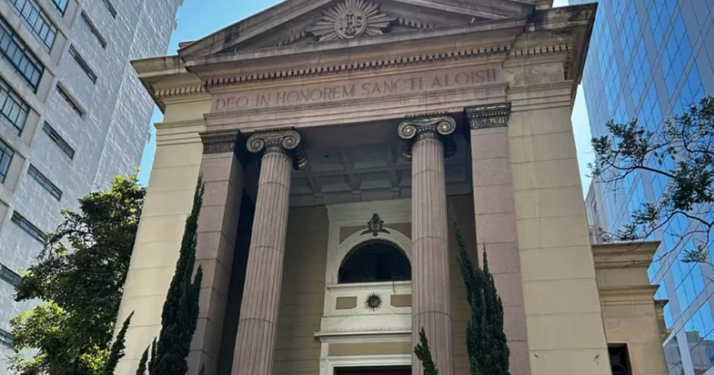 Entenda por que tem se formado filas gigantes em frente a uma igreja na Av. Paulista