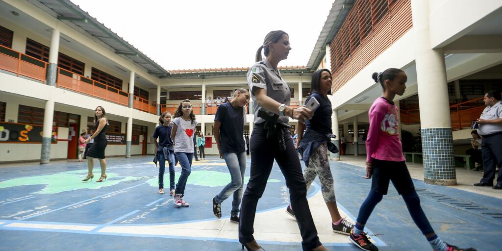 Estudantes se articulam contra o modelo cívico-militar em Minas Gerais