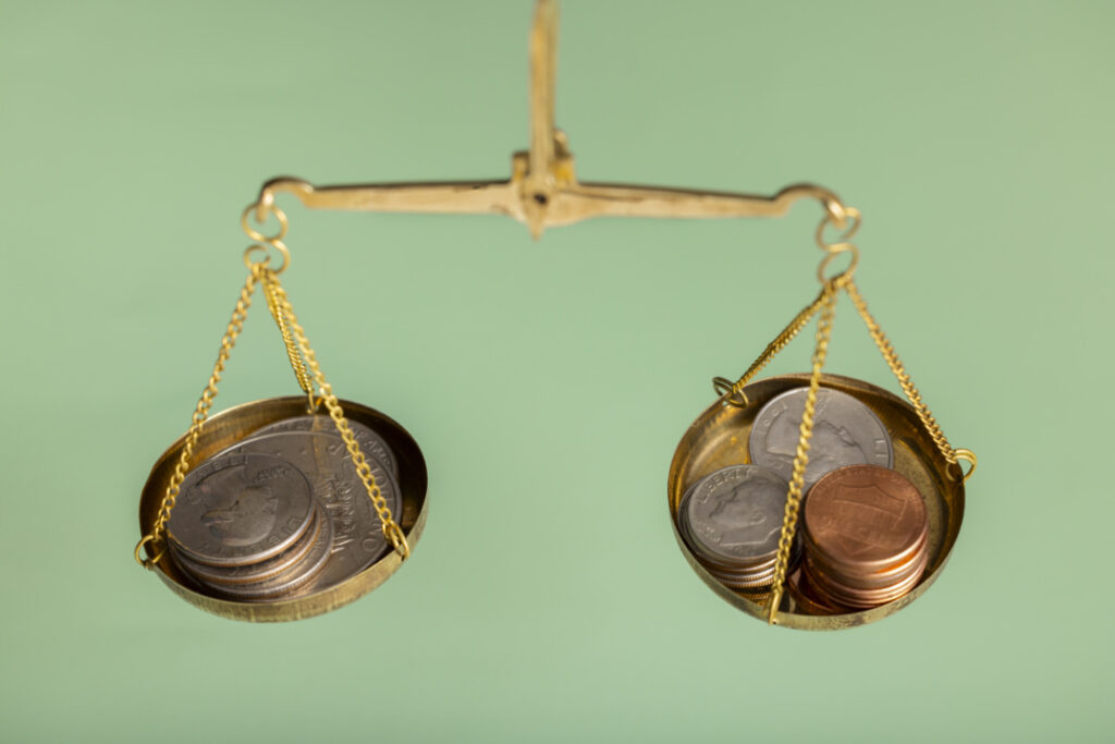 Balança com moedas dos dois lados