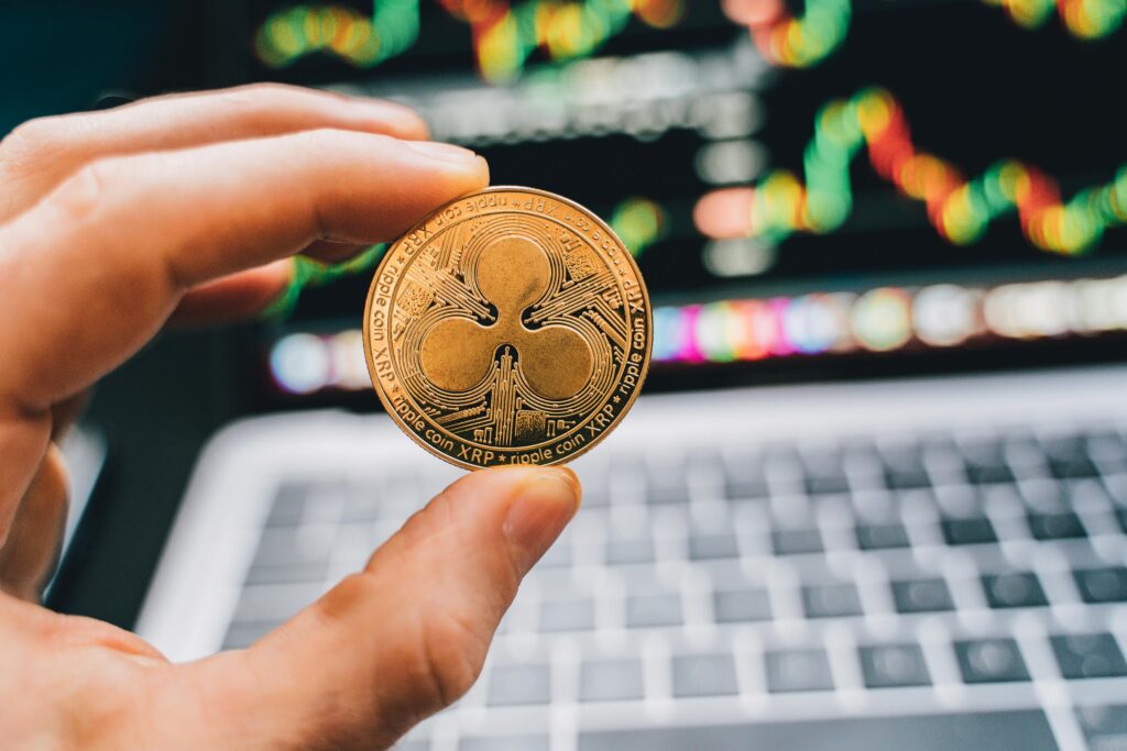 XRP sobe 40% em 1 mês, se consolida como 3ª maior cripto e mira recorde; veja motivos