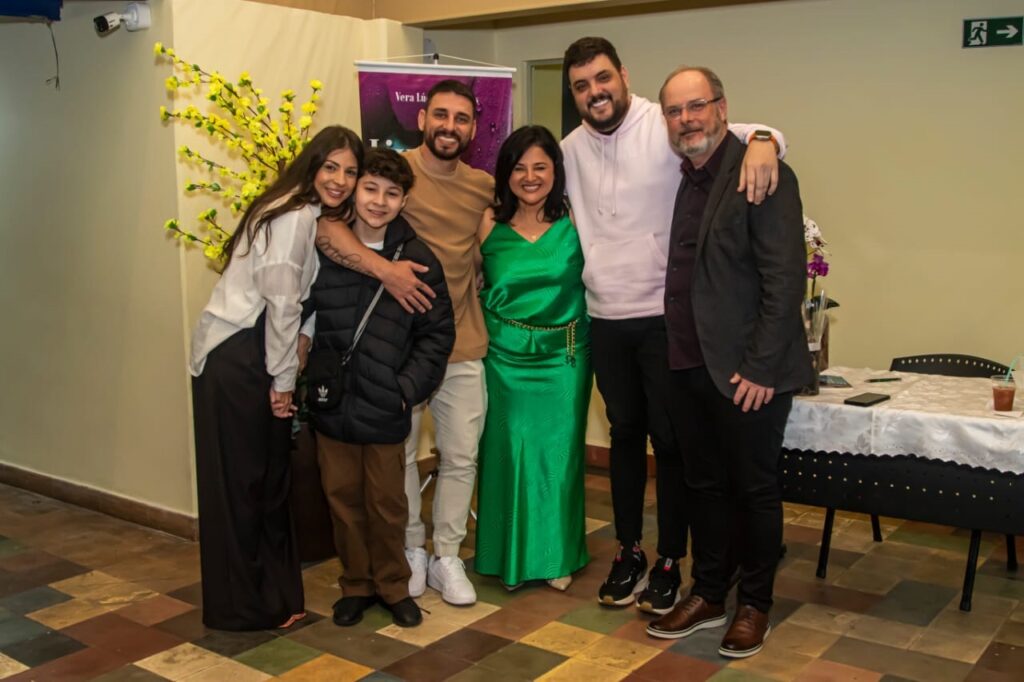Vera Barros lança 4º livro “Live leve e Solta” em noite de celebração na Casa da Palavra