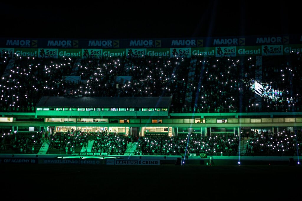 Torcida bugrina faz festa no jogo de maior público do Brinco em 2025; veja imagens