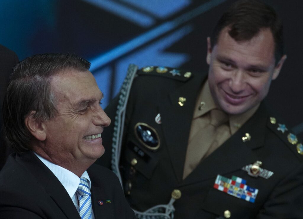 Bolsonaro mandou Cid distribuir remédio proibido no Brasil durante a pandemia, diz jornal | Política