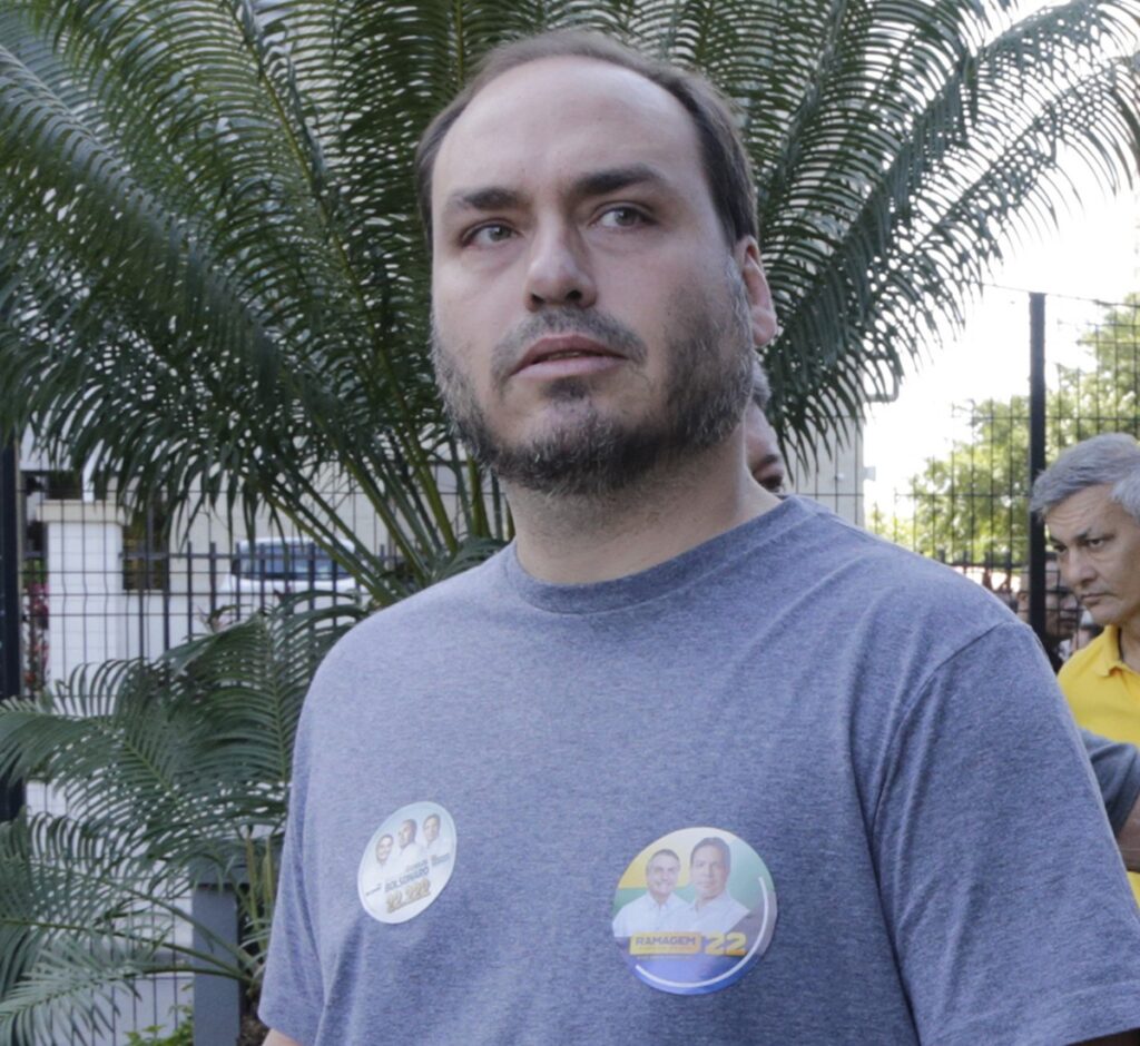 Carlos Bolsonaro passa mal e é hospitalizado após prisão domiciliar de ex-presidente | Política