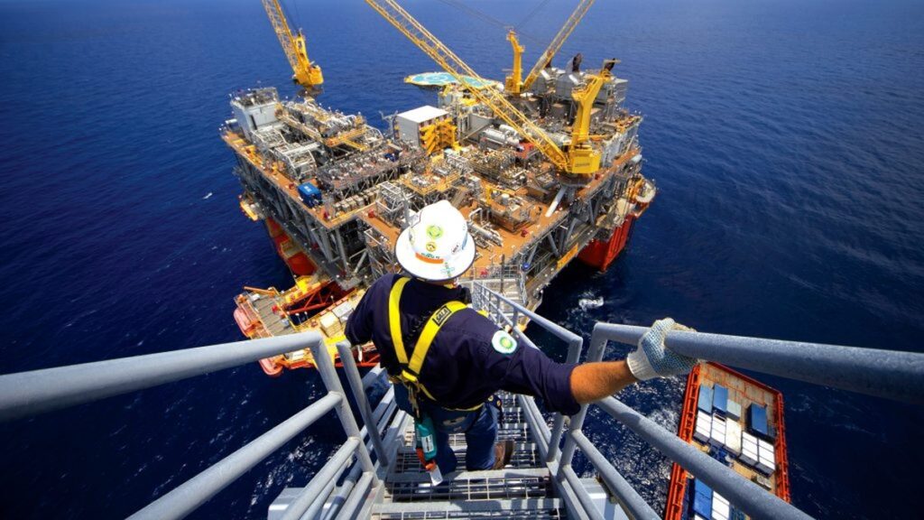 Petróleo sobe com perspectiva de juro menor nos EUA e cessar-fogo incerto na Ucrânia | Finanças