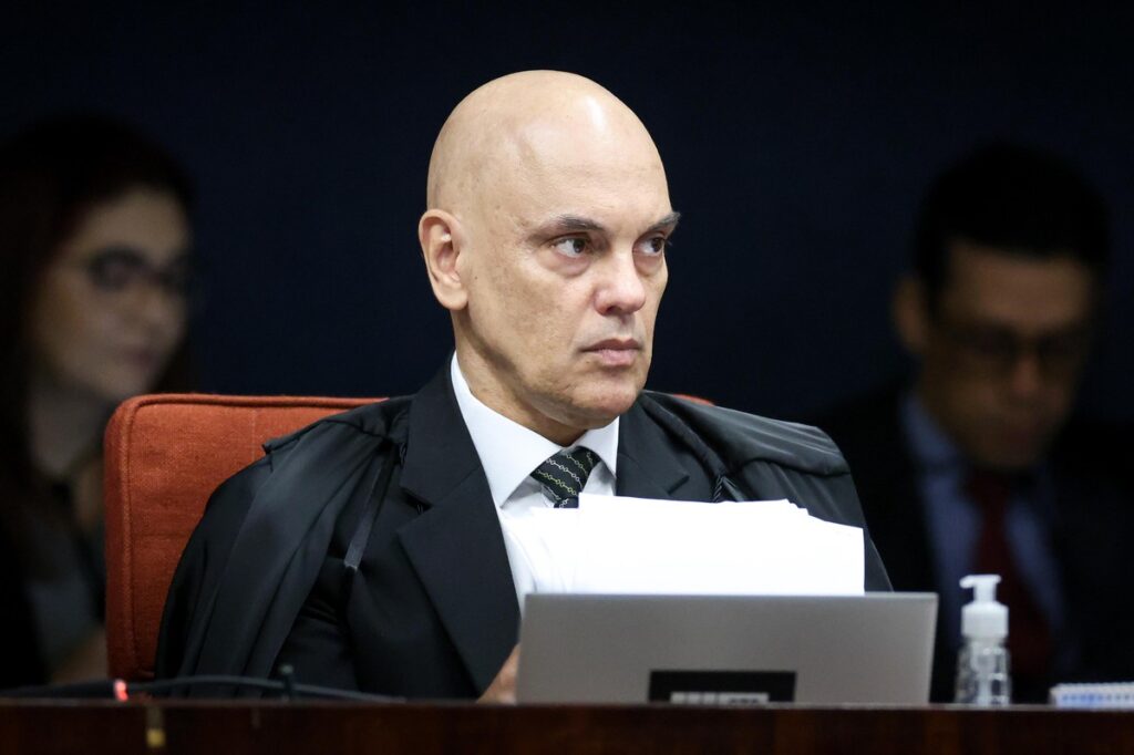 Moraes dá 15 dias para que Eduardo Bolsonaro e Paulo Figueiredo se manifestem sobre denúncia | Política