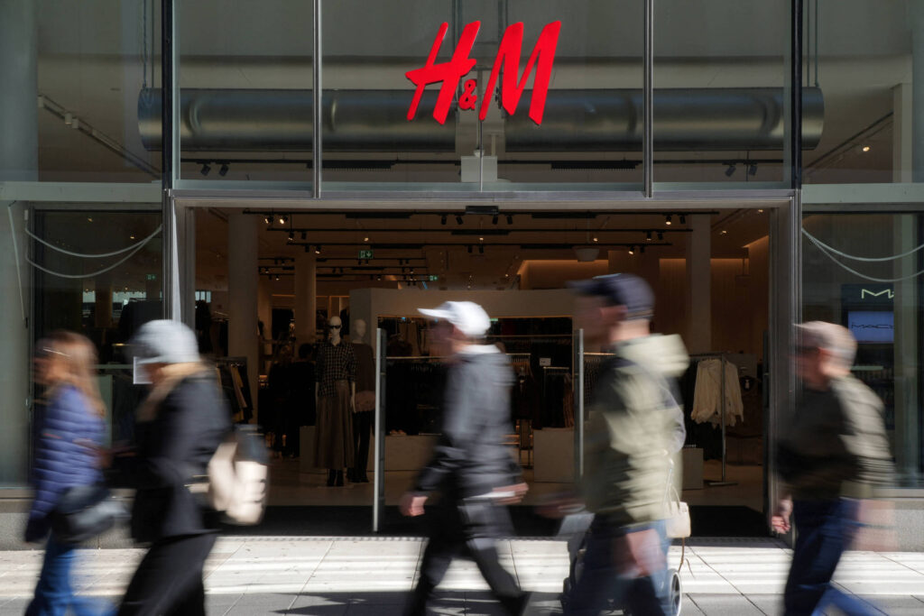 H&M aumenta lucros em 40% após esforços de recuperação - 25/09/2025 - Mercado